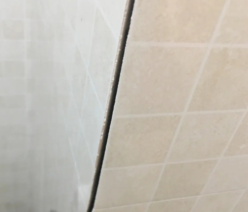 鲁甸瓷砖空鼓维修公司分享阳台瓷砖脱落的修复过程可以分为以下几个步骤