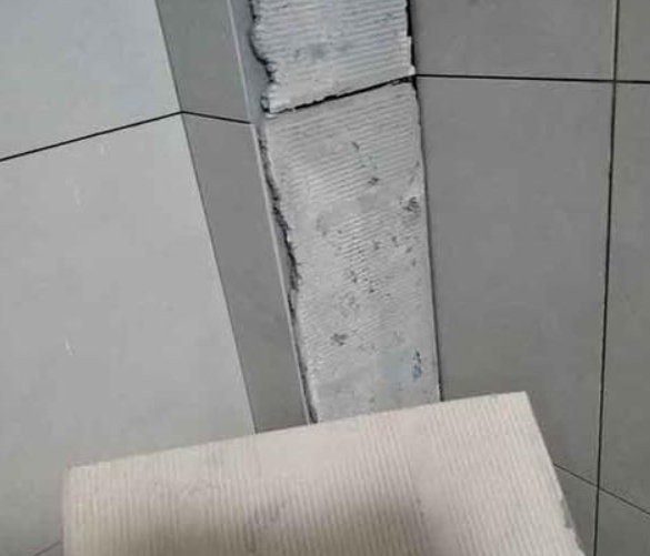 鲁甸瓷砖空鼓维修公司分享下厨房瓷砖脱落的补救措施。